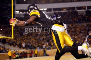 Santonio Holmes Dives Into The Endzone